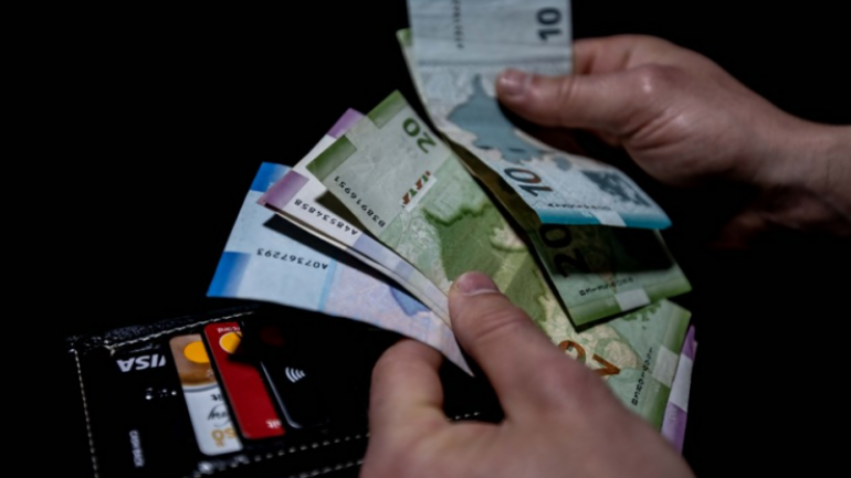 Azərbaycanda ən çox maaşı onlar alır 