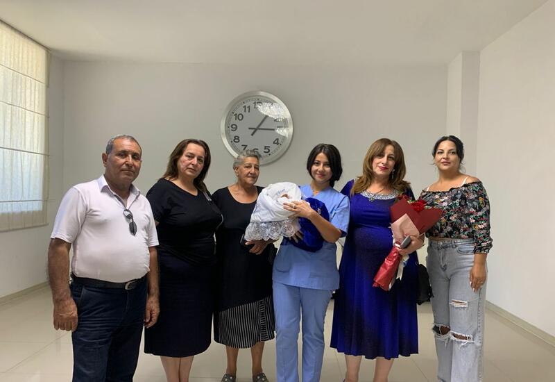 Azərbaycanda 57 yaşlı qadın 15 il sonsuzluq sonrası ana olub - FOTO