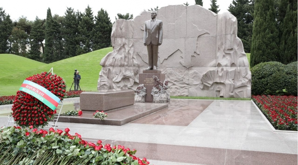 Azərbaycan xalqı Heydər Əliyevin xatirəsini yad edir - FOTOLAR