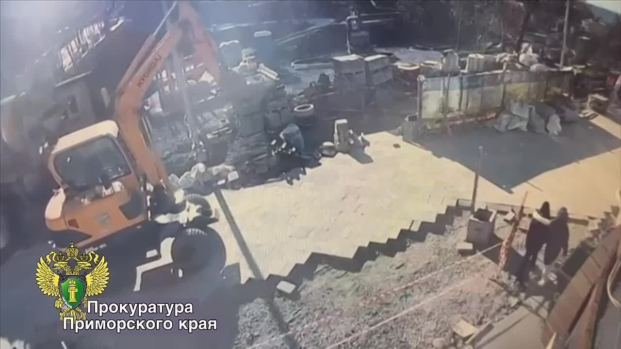 Ekskavator 13 yaşlı qızın üstündən keçdi - VİDEO