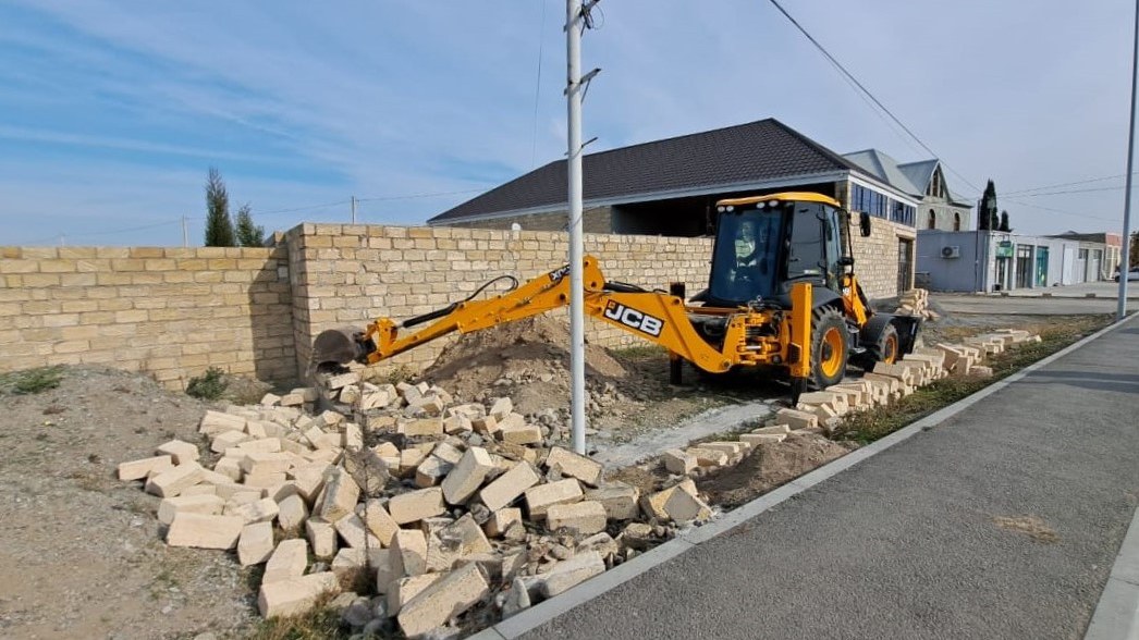 Gəncədə qanunsuz tikililər söküldü – FOTOLAR