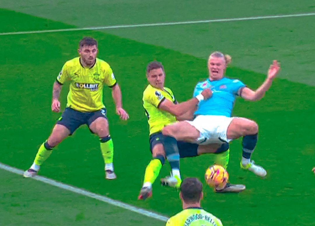 Haaland qeyri-adi pozada qol vurdu - VİDEO