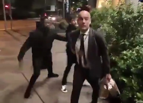 Qvardiola azarkeşə hücum çəkmək istədi - VİDEO