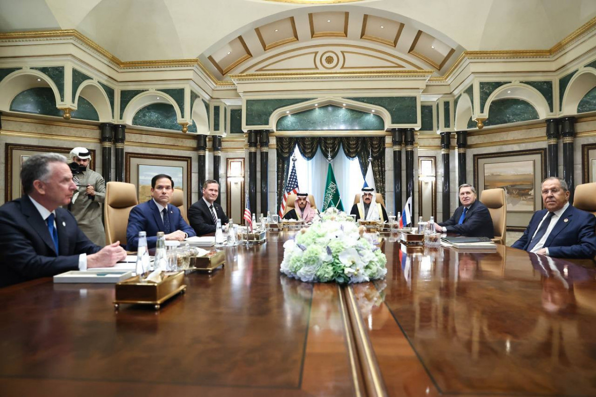 MÜSƏLMAN  ÖLKƏSİ  KATOLİK  VƏ  PRAVOSLAVLARIN  DANIŞIQLARINA  EV  SAHİBLİYİ  EDİR