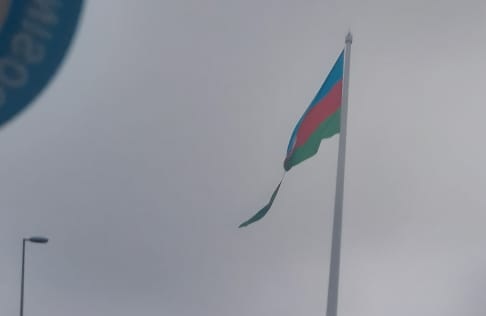 Bakının girişindəki bayrağımızın cırılmadığı, dolaşdığı bildirildi - VİDEO / YENİLƏNİB
