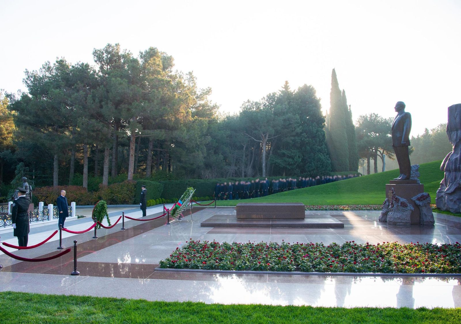 DTX əməkdaşları Fəxri xiyabanda Ulu Öndərin məzarını ziyarət ediblər - VİDEO