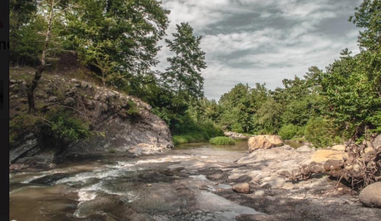 Kənd körpüsü dağılsa da...