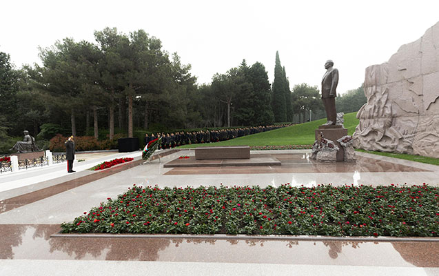 DİN rəhbərliyi Ulu Öndərin məzarını ziyarət etdi - Video