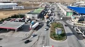 Məşhur ticarət mərkəzinin yaxınlığındakı yol sürücüləri çaşdırır - VİDEO