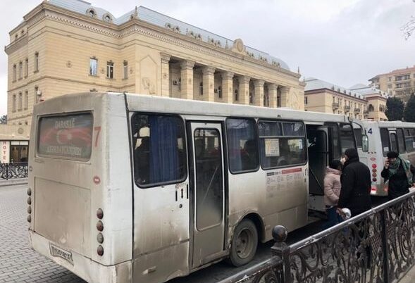Gəncə sakinləri marşrut avtobusların sınıq-salxaq olmasından ŞİKAYƏTÇİDİR - FOTO