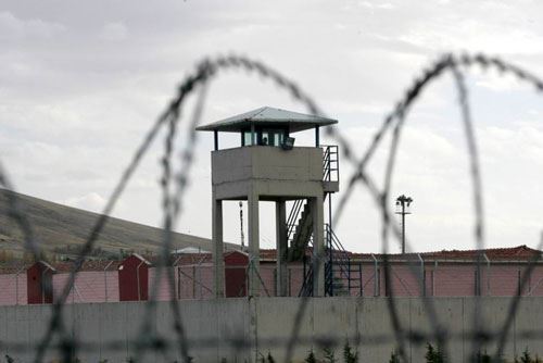 “Oğlumu türmədə ölümə təhrik edirlər” – Ömrülük məhbusun anasından rəsmi qurumlara MÜRACİƏT