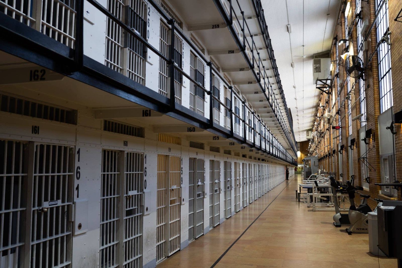 “Rəis və müavini oğluma həbsxanada işgəncə veriblər” – BİNƏQƏDİ SAKİNİ RƏSMİ QURUMLARDAN ŞİKAYƏTÇİDİR