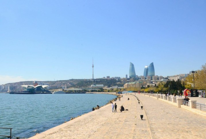 Bakı bulvarının 20-30 metrliyində nəhəng 