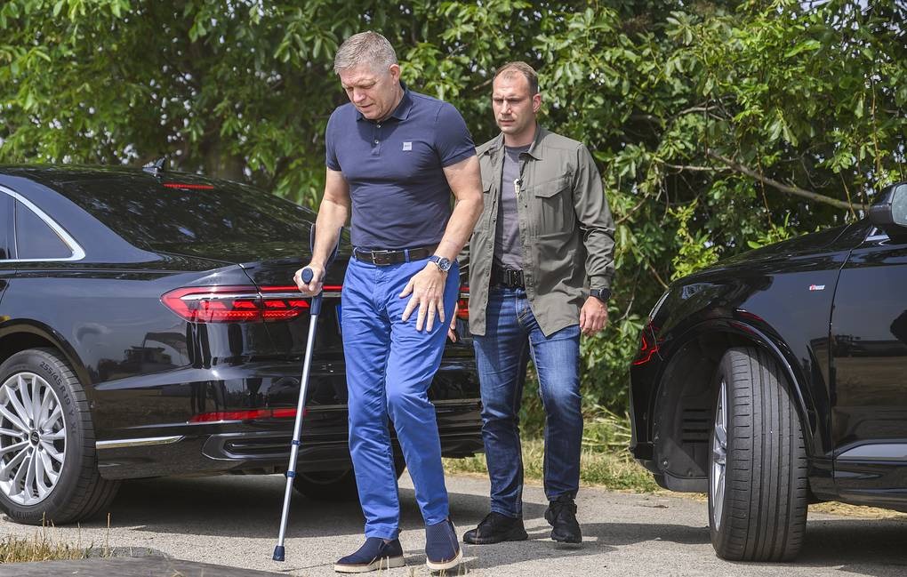 Slovakiyanın baş naziri həyatına qəsddən sonra vəzifəsinə qayıdır