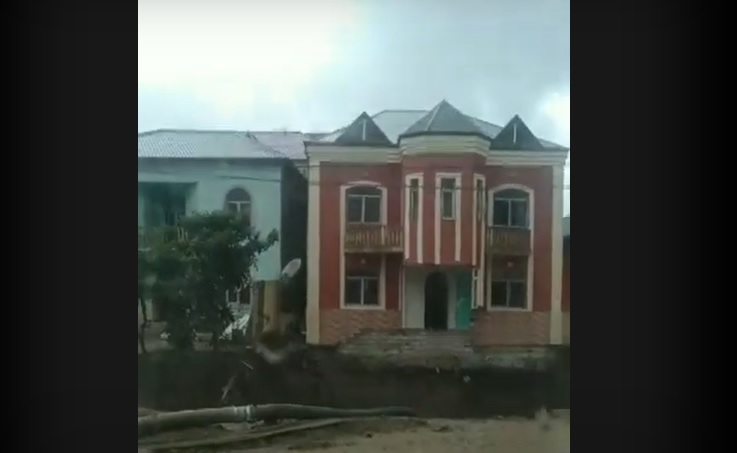 Evi çökən Xətai sakini 46 gündür ailəsi ilə küçədə qalıb, heç bir rəsmi qurum maraqlanmır – PREZİDENTƏ MÜRACİƏT / VİDEO