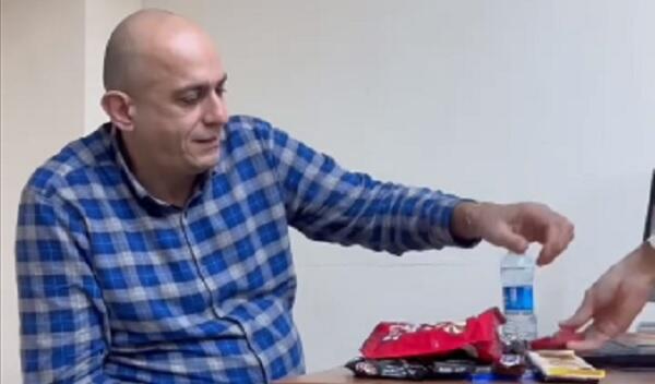 Müəllimə şokolad hədiyyəsi trendi rüşvətdir? - Video