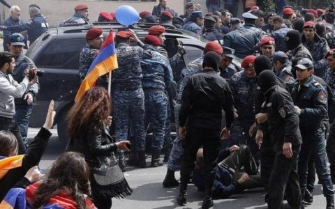 Ermənistanda etirazçılarla polis arasında qarşıdurma olub - Saxlanılanlar var