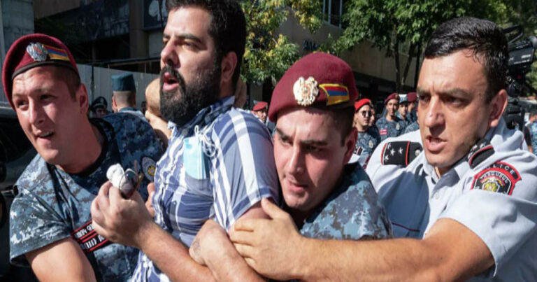 Ermənistan yenə qarışdı: Aznavur meydanına daxil olmağa çalışan kütlə ilə polis arasında DAVA