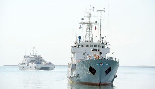 Rusiya donanmasının iki hərbi gəmisi Bakıda - FOTO