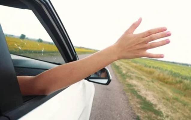 Maşından əl çıxaran sürücülərə - Xəbərdarlıq!