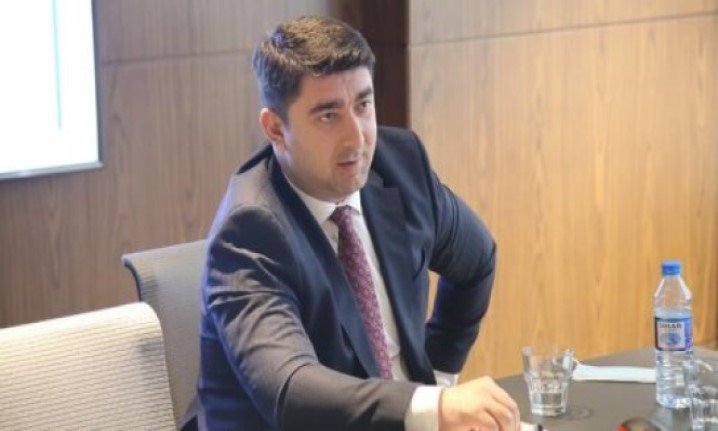 Müəllimlər yayda “putyovka” ala bilmir, direktorlar isə Avropa səfərinə göndərilir – Araz Paşayev kimin maraqlarını müdafiə edir?