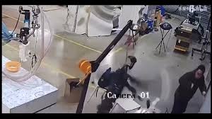 Çində robotun mühəndisə HÜCUMU - VİDEO