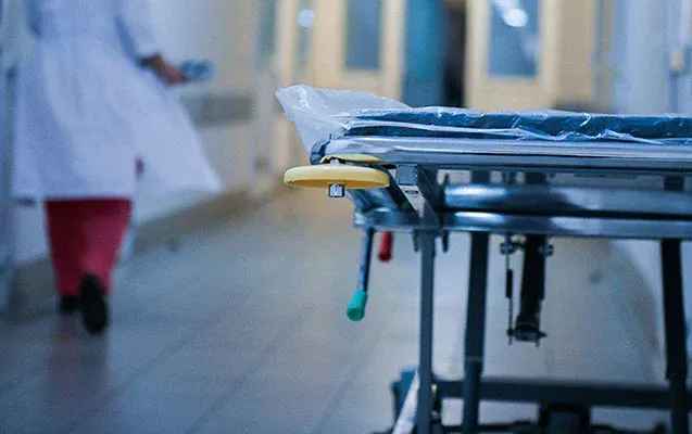 Paltar asmaq istəyərkən 3-cü mərtəbədən YIXILDI