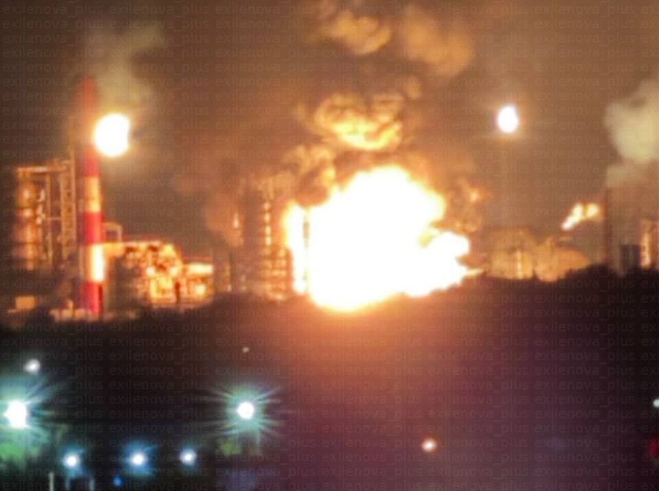 Ukrayna Luqanskda yanacaq anbarını vurdu - VİDEO