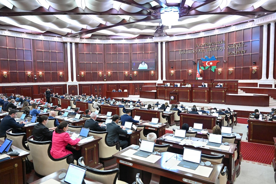 Parlamentin iclası başladı - Deputatlar 12 məsələni müzakirə edir