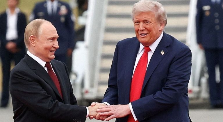 Tramp və Putinin görüşündə bədən dili - Kim hansı mesajları VERDİ...