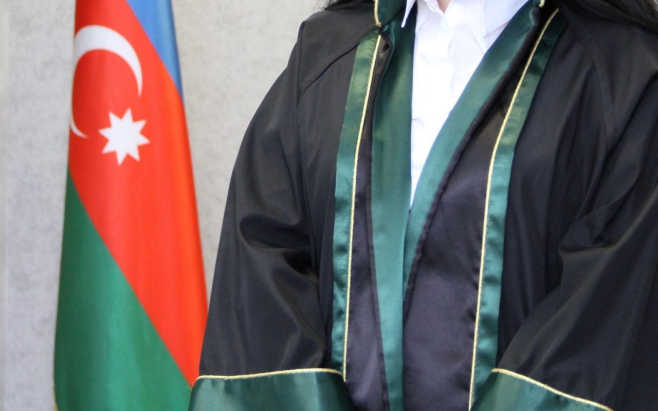 Vəkillər (Kollegiyası) məhkəmədə hakimləri müdafiə, ittihama, istintaqa yardım edir?!