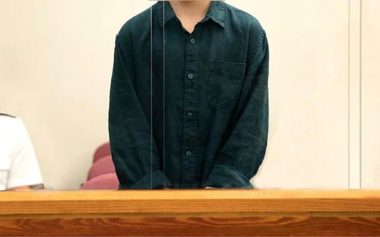 “Məni həbs edin” - Anasını hoteldə öldürməkdə ittiham edilən yeniyetmə