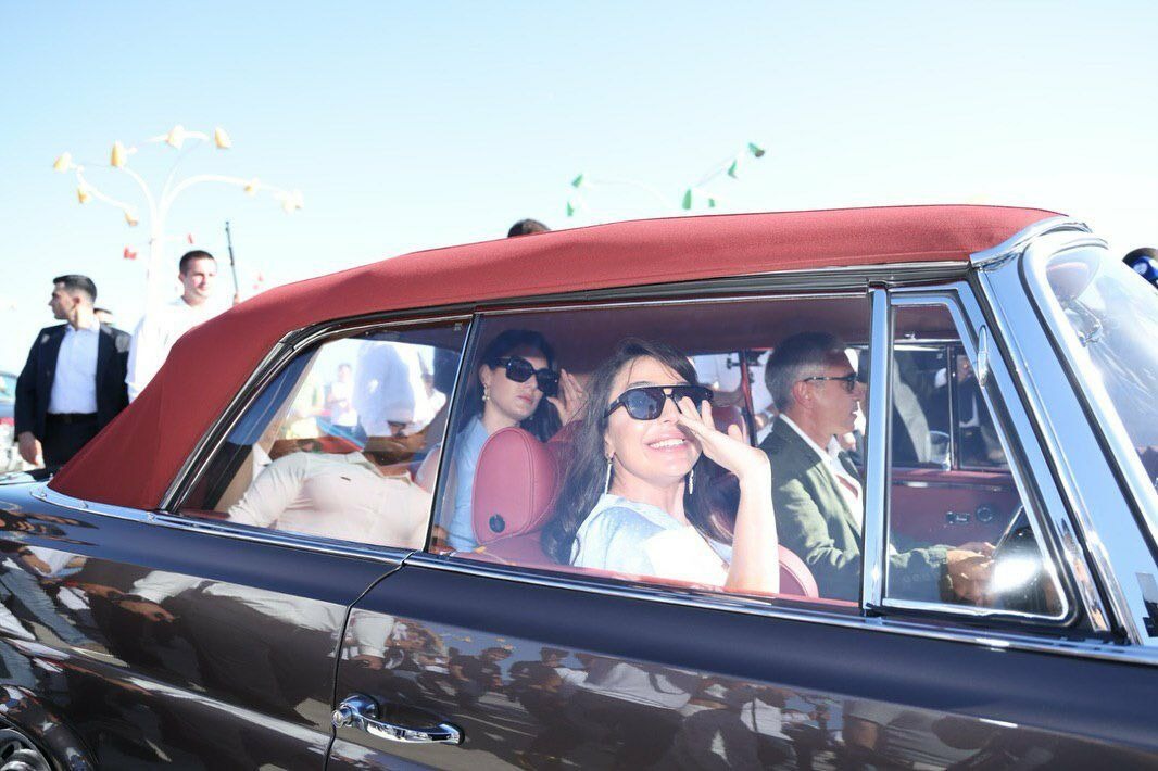 Leyla Əliyeva retro avtomobillərin sərgisində - FOTO