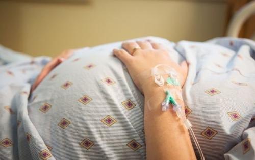 Bakıda DƏHŞƏT: Kişi hamilə arvadına işgəncə verdi