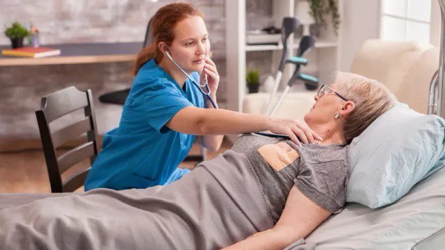 Tibb bacılarının ÖZBAŞINALIĞI – Evlərdə vurulan antibiotik və sistemlərə niyə NƏZARƏT yoxdur?