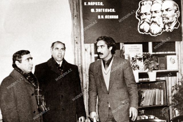 Bir şəklin tarixçəsi: Fəzail Ağamalı Ramiz Mehdiyevə məruzə edir