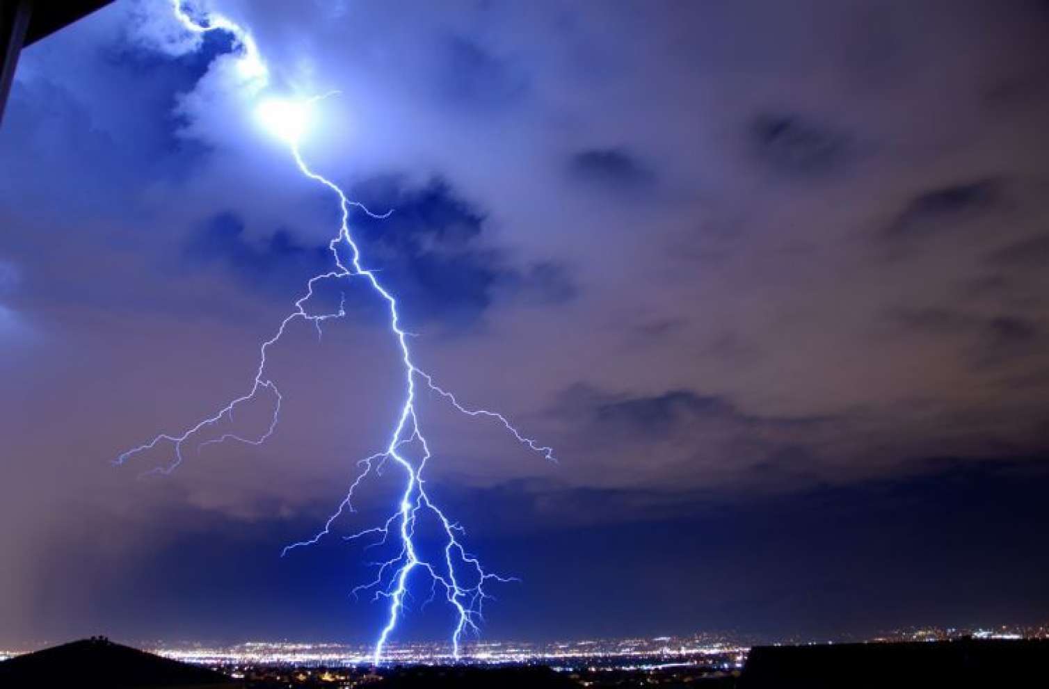 Gəncədə evə ildırım düşdü, yanğın başladı