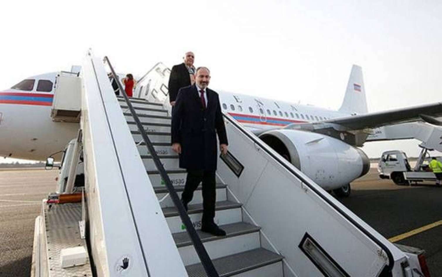 Paşinyan arvadını Pekində qoyub, Yaponiyaya getdi