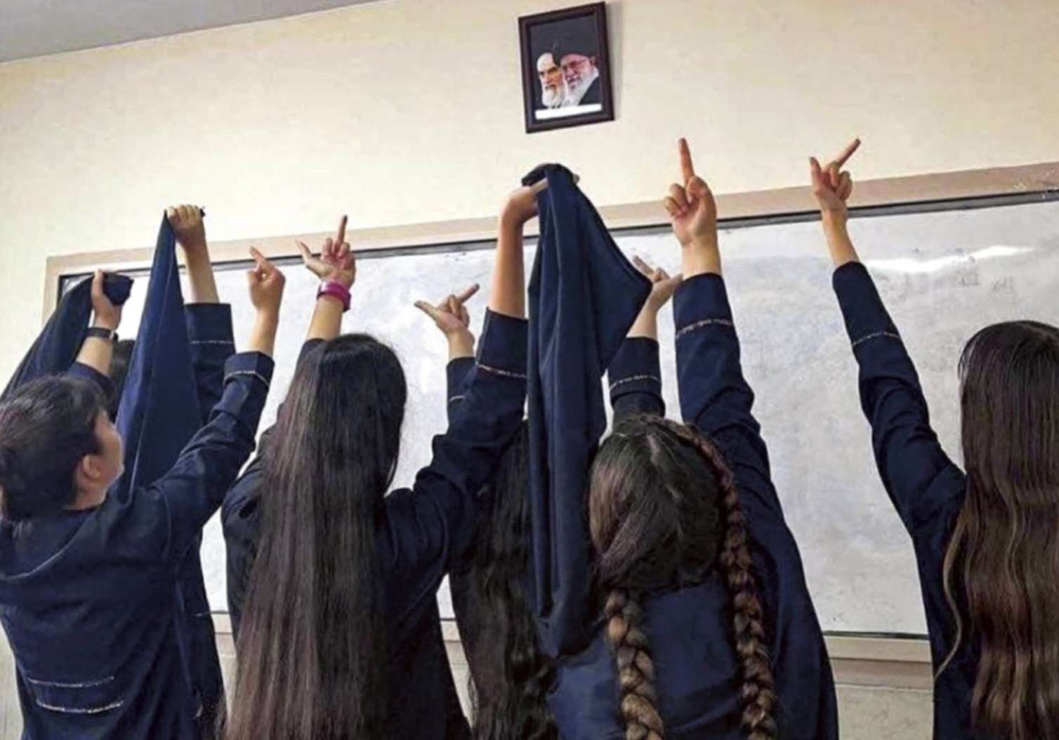 İranda İNQİLABİ qərar: Hicab qanunu LƏĞV edildi