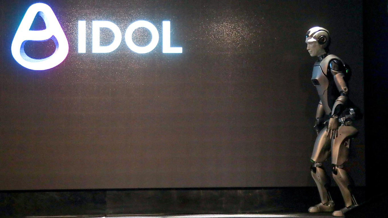 Rusiyanın ilk insanabənzər robotu təqdimatda yıxıldı