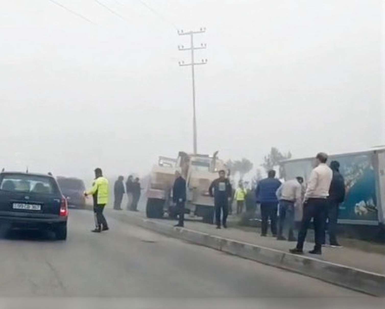 Bakı-Şamaxı yolunda yük maşını aşdı