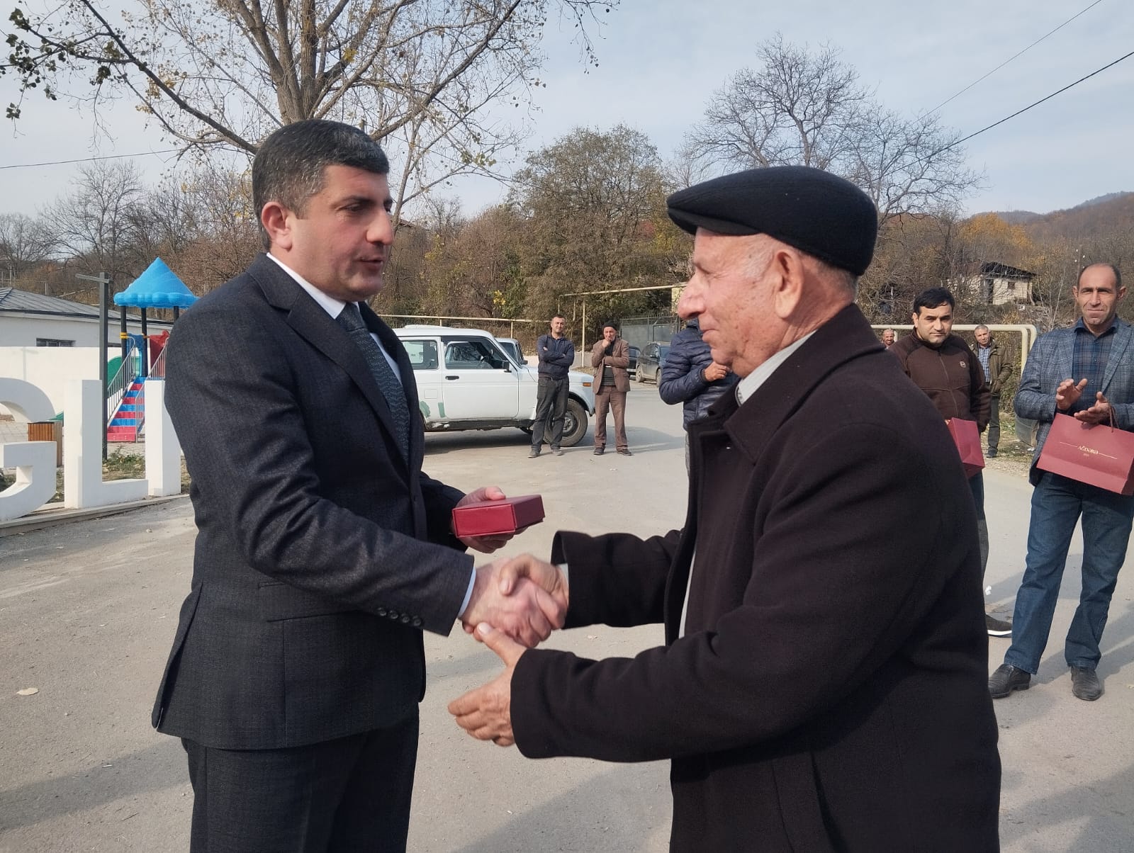 Ağdərənin Vəngli kəndinə köçürülən ailələrə mənzillərin açarları təqdim olunub- FOTO 