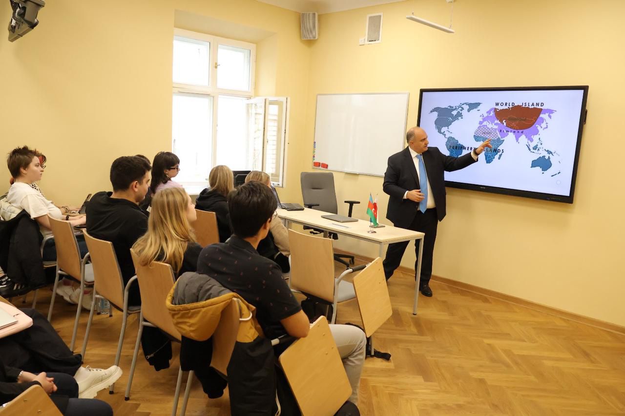 BSU-nun rektoru Varşava Universitetində mühazirə ilə çıxış edib