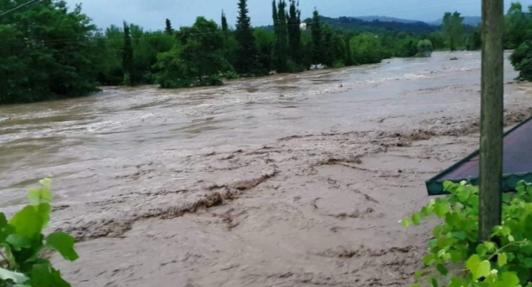 Qusarçay məcrasını dəyişib, evlər təhlükə altında qalıb - VİDEO
