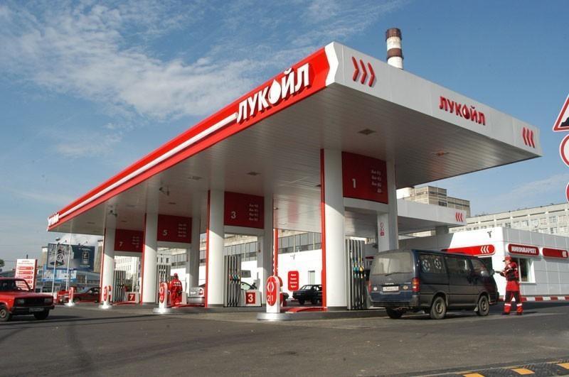 Sanksiyalar Azərbaycandakı “Lukoil”-i də vurdu - “Lukoil” məntəqələrində kartla ödəniş dayandırılıb