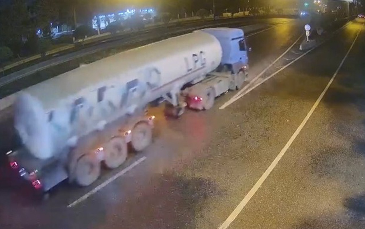 “20 Yanvar”da təhlükəli anlar - LPG daşıyan yük maşını qəza törətdi - Video