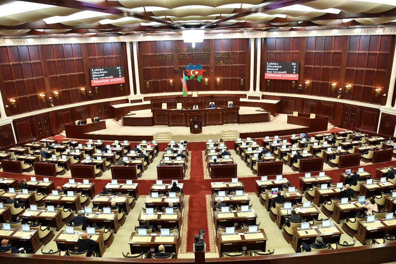 Sədrlə deputatın söz savaşı  - VİDEO