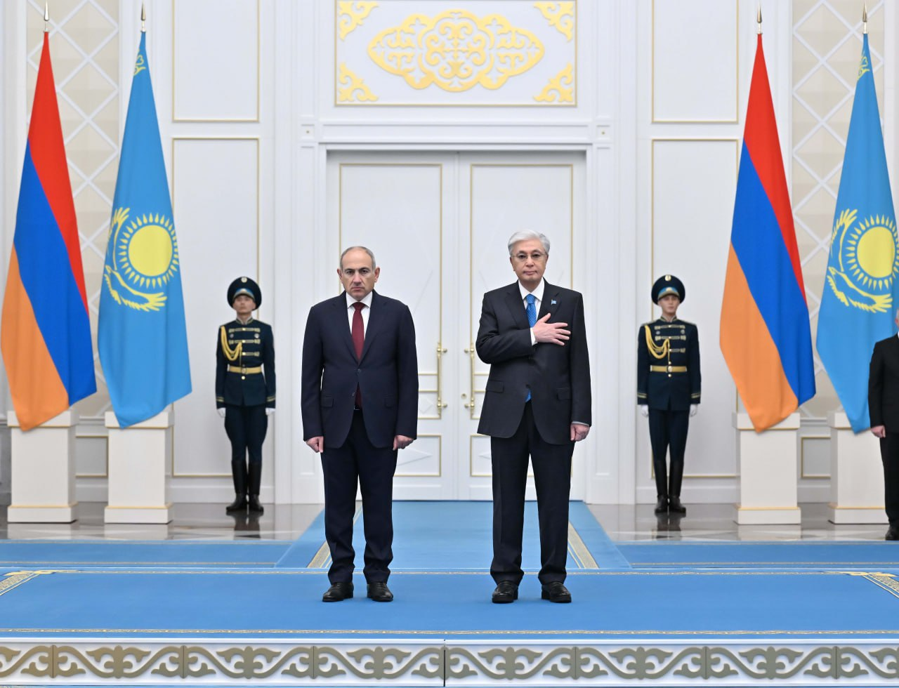 Tokayev-Paşinyan görüşü başlanıb