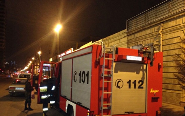 Bakıda daha bir çoxmərtəbəli binada YANĞIN - Sakinlər təxliyə edildi