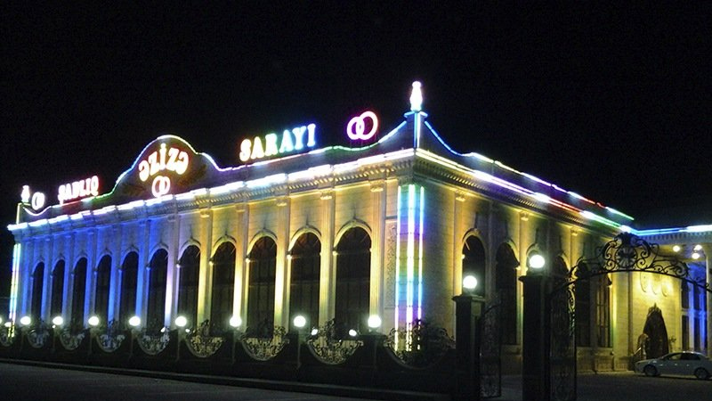 Sahibkar qardaşlar arasında şadlıq evi davası: Biri digərinin həbsini istədi